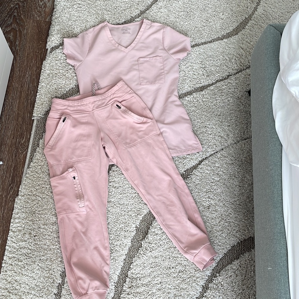 Jaanuu scrub set